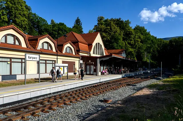 Budynek dworca w Karpaczu, w którym mieści się Miejskie Muzeum Zabawek