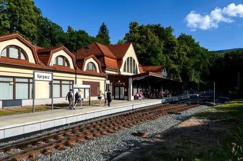 Budynek dworca w Karpaczu, w którym mieści się Miejskie Muzeum Zabawek