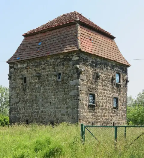 Wieża Rycerska w Rakowicach Wielkich